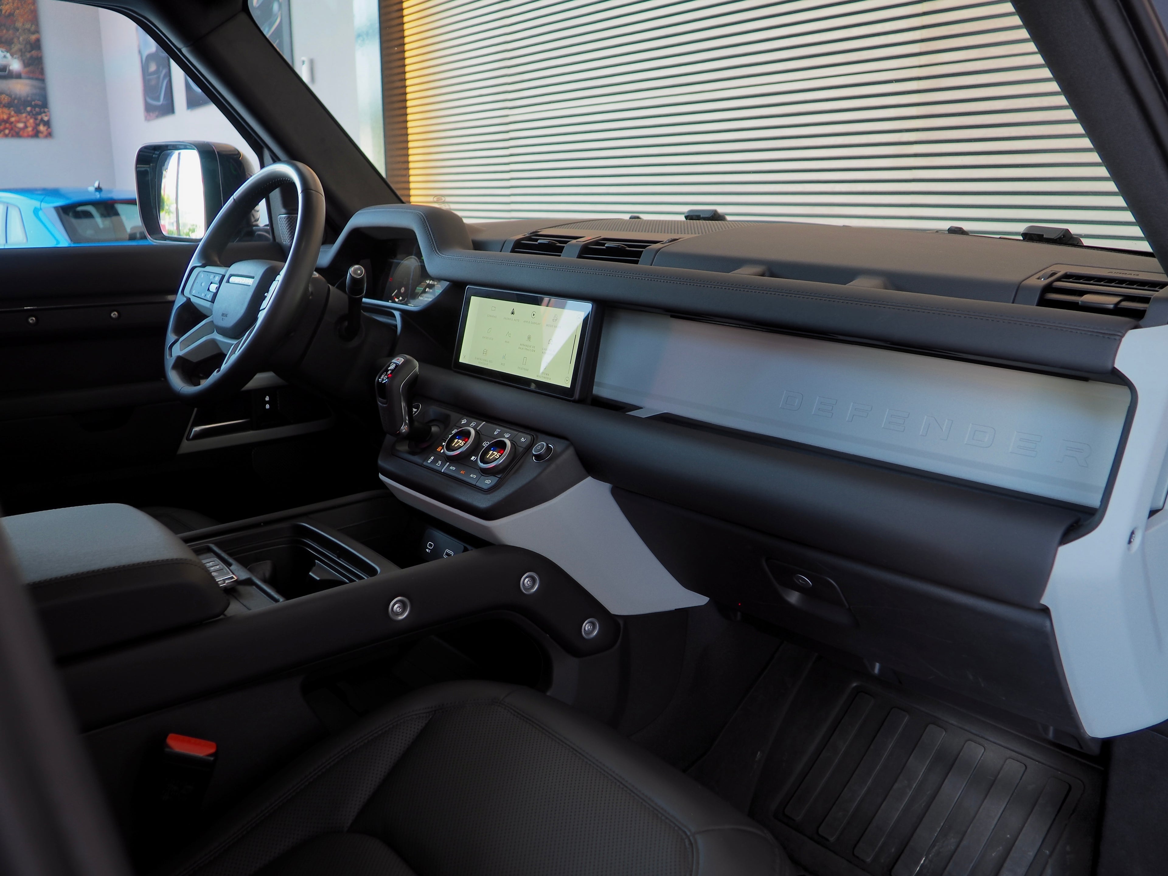 LAND-ROVER Defender 2.0 Si4 404 SE 110 Auto 4WD PHEV